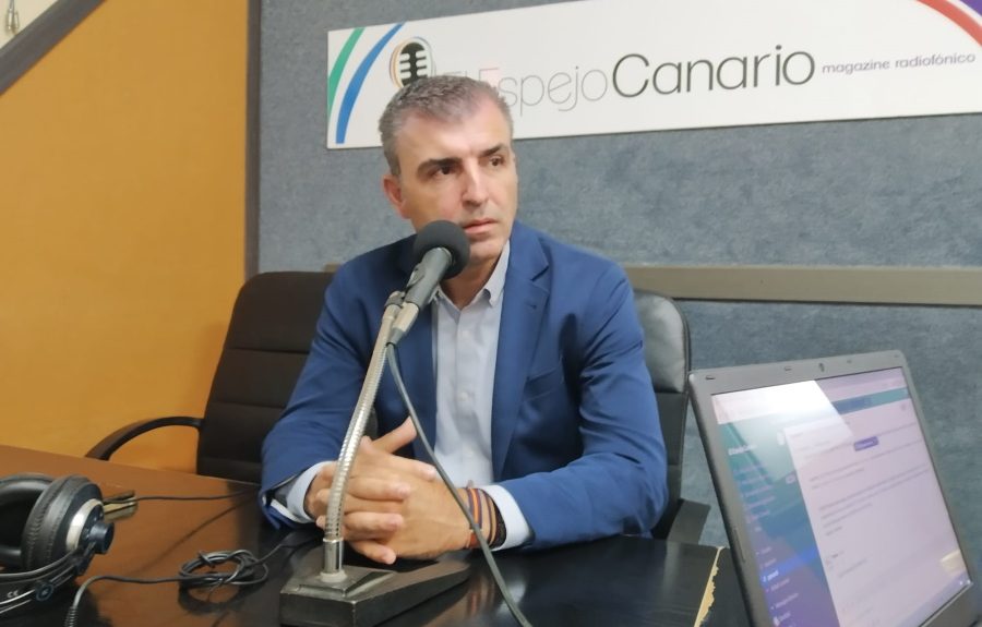 Manuel Domínguez en los estudios de El Espejo Canario