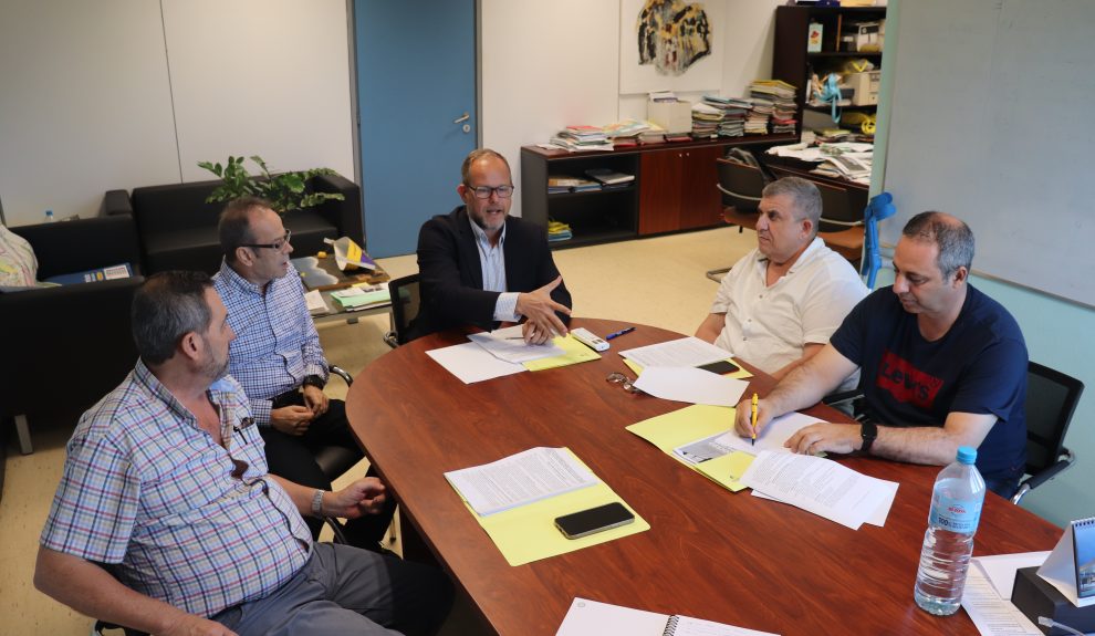 José Eduardo Ramírez en una reunión con representantes del sector del taxi | Foto: Ayuntamiento de Las Palmas de Gran Canaria