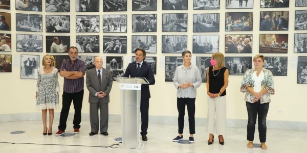 Presentación de la exposición 'Tres miradas' en el Parlamento de Canarias