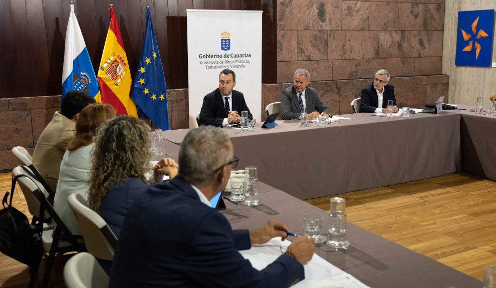 Reunión de la Consejería de Transportes con los cabildos y responsables de movilidad