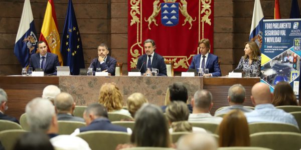 Foro de seguridad vial y movilidad en el Parlamento de Canarias