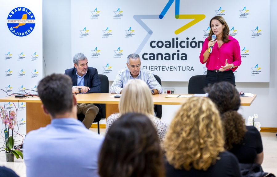 Lola García en una reunión de Coalición Canaria