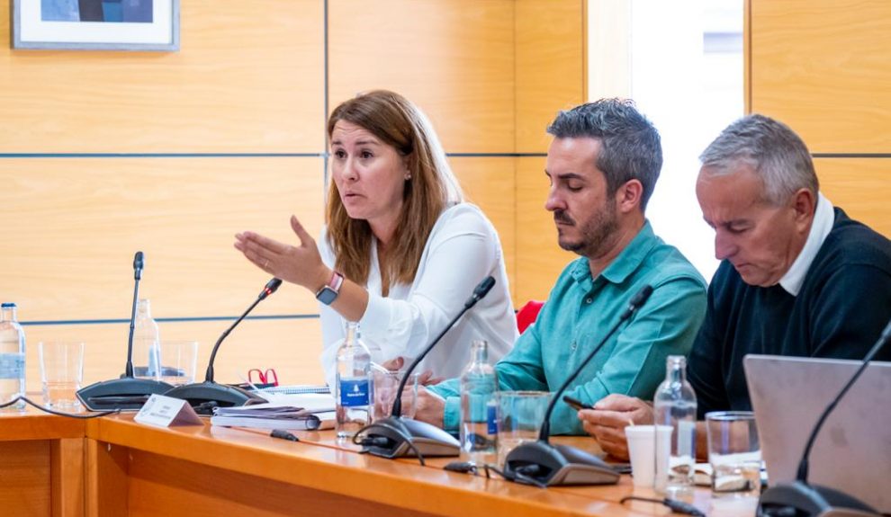 Lola García (izda.) durante un pleno del Cabildo de Fuerteventura