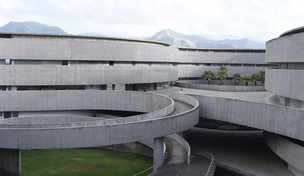 Edificio de la Facultad de Bellas Artes, en el Campus de Guajara | Foto: Emeterio Suárez (CC BY 3.0)