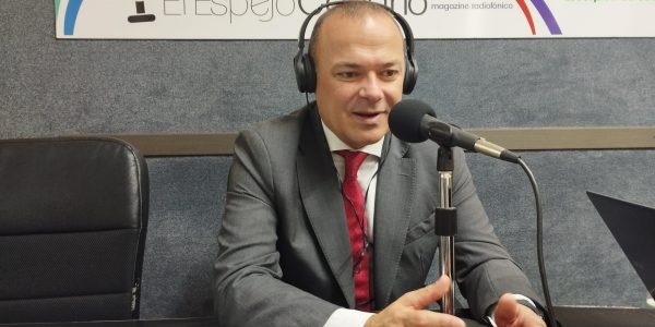 Augusto Hidalgo en los estudios de El Espejo Canario