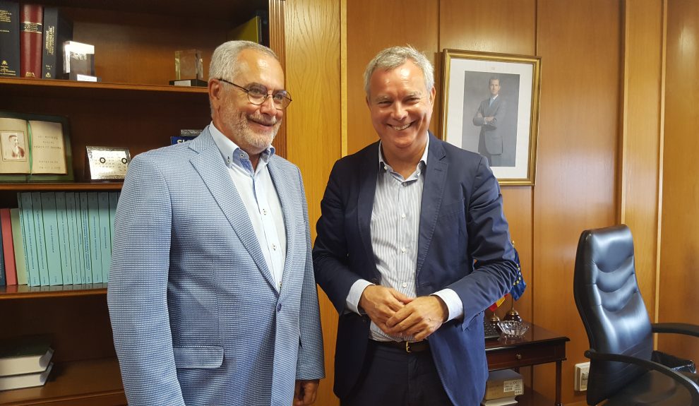 Óscar izquierdo (izda.) con el consejero Chano Franquis | Foto: Gobierno de Canarias