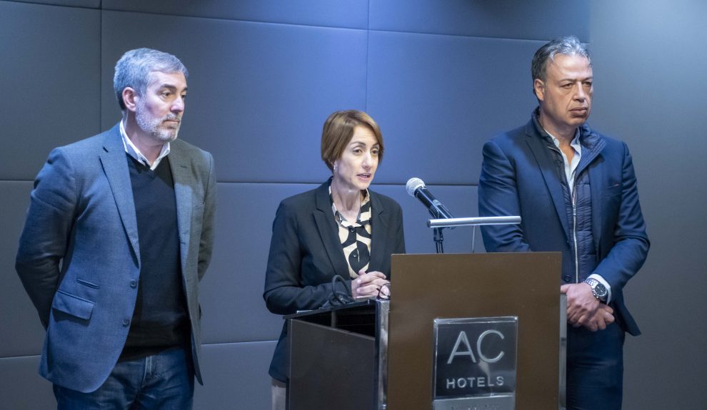 Onalia Bueno, junto al alcalde de San Mateo, Antonio Ortega (derecha), y el secretario general de CC, Fernando Clavijo | Foto: Ayuntamiento de Mogán