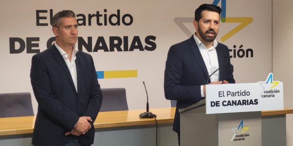 Jonathan Domínguez (derecha), durante un encuentro con los medios