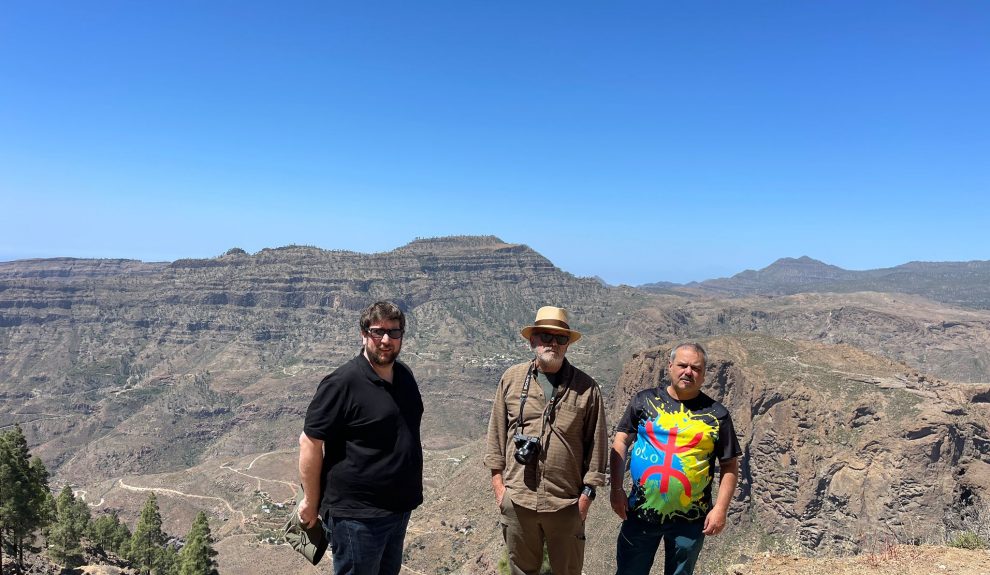 Miguel Urban, izquierda, junto a Julio Cuencua, centro, y otro miembro de la Plataforma Salvar Chira-Soria