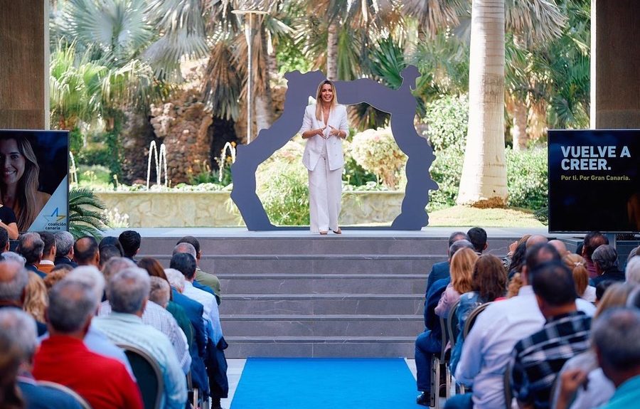 María Fernández, en un encuentro con militantes y simpatizantes de Coalición Canaria