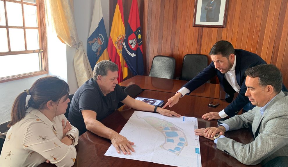 Héctor Suárez conoce de la mano de la empresa impulsora los detalles del proyecto Dreamland | Foto: Ayuntamiento de Telde