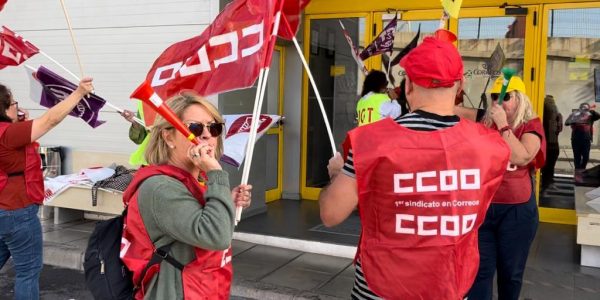 Protestas de trabajadores de Correos la pasada semana en Tenerife | Foto: CCOO