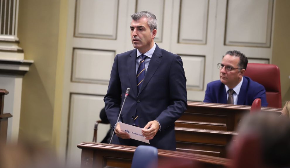 Manuel Domínguez en una sesión parlamentaria | Foto: Parlamento de Canarias