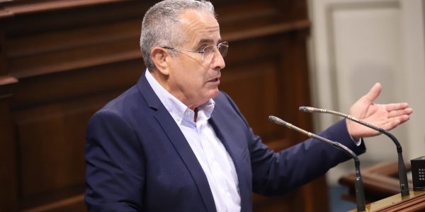 Mario Cabrera durante una sesiión en el Parlamento Canario | Foto: Parcan