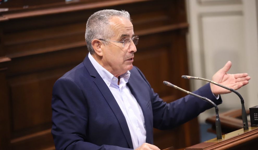 Mario Cabrera durante una sesiión en el Parlamento Canario | Foto: Parcan