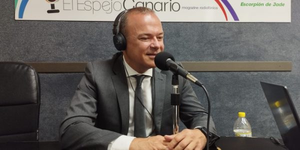 Augusto Hidalgo en los estudios de El Espejo Canario