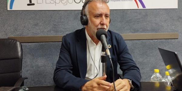 Ángel Víctor Torres en los estudios de El Espejo Canario