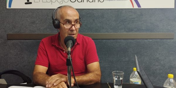 Juan Artiles en los estudios de El Espejo Canario