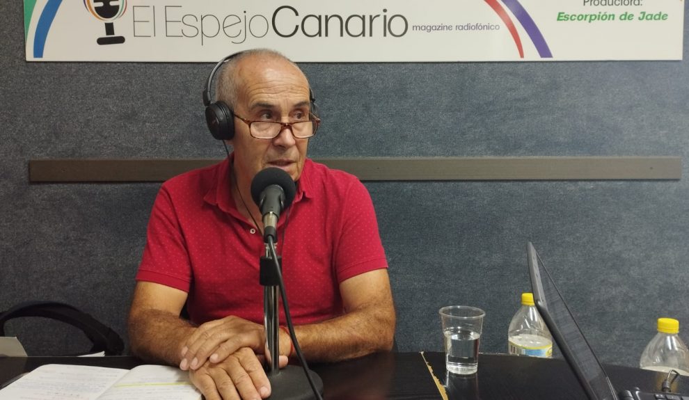 Juan Artiles en los estudios de El Espejo Canario