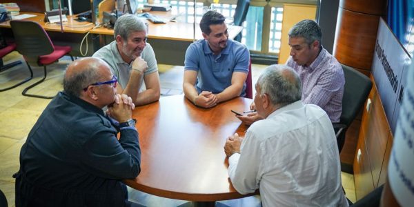 Reunión entre miembros de AHI y CC para alcanzar un pacto de gobierno