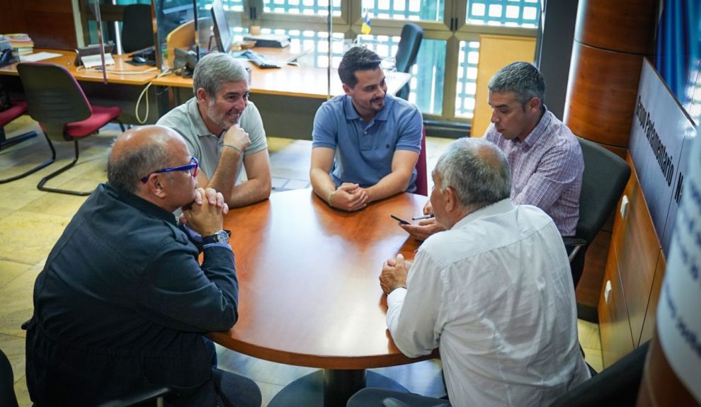 Reunión entre miembros de AHI y CC para alcanzar un pacto de gobierno