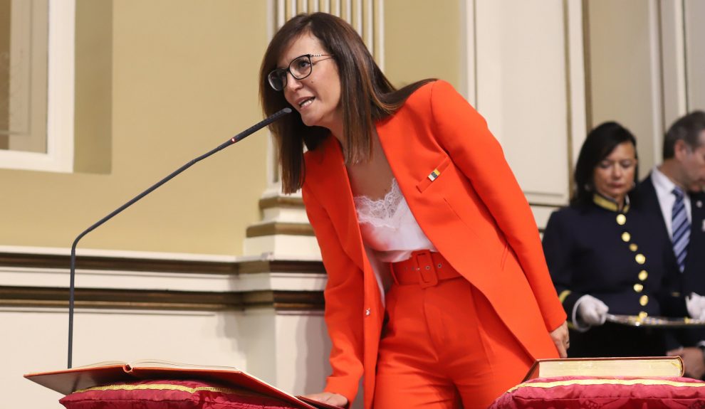 Natalia Santana en su juramento en el Parlamento canario | Foto: Parcan