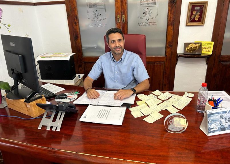 Jesús González en su despacho en la alcaldía de Agaete | Foto: Ayuntamiento de Agaete