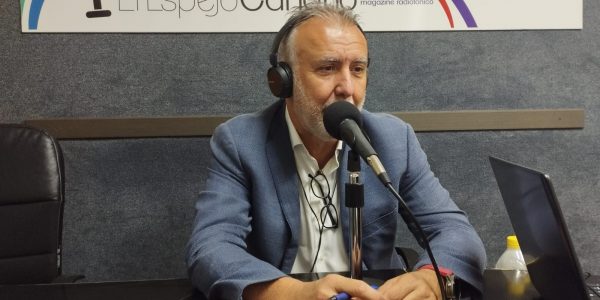 Ángel Víctor Torres en los estudios de El Espejo Canario