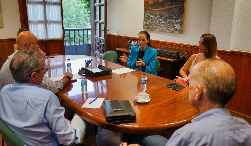 Ayuntamiento, Ashotel y sindicatos abordan en una reunión el problema de la vivienda en Arona