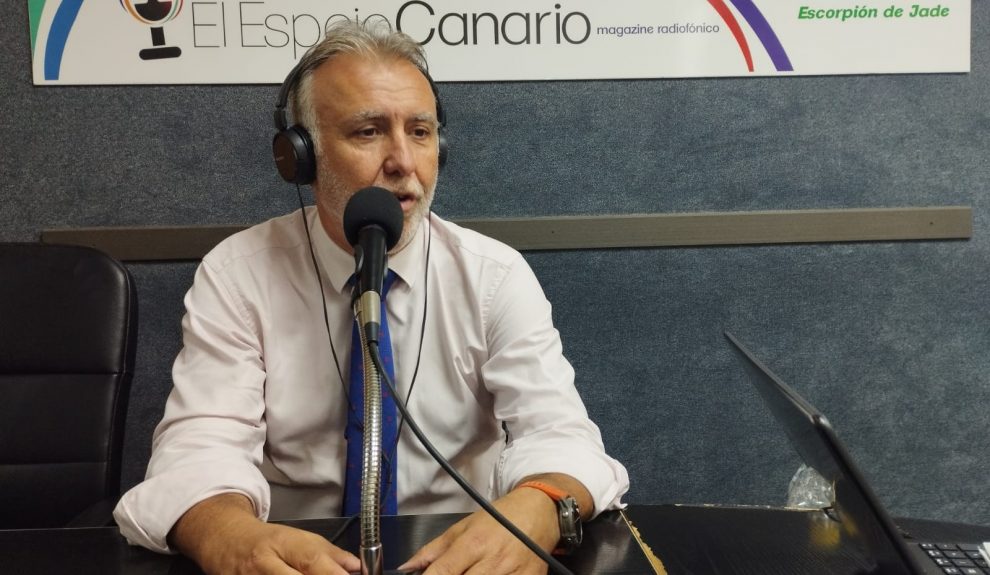 Ángel Víctor Torres en los estudios de El Espejo Canario