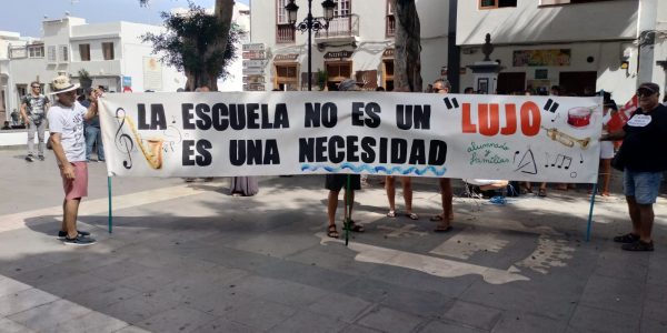 Concentración por el cierre de la escuela de música de Agaete | Foto: Plataforma Salvar Lucy Cabrera