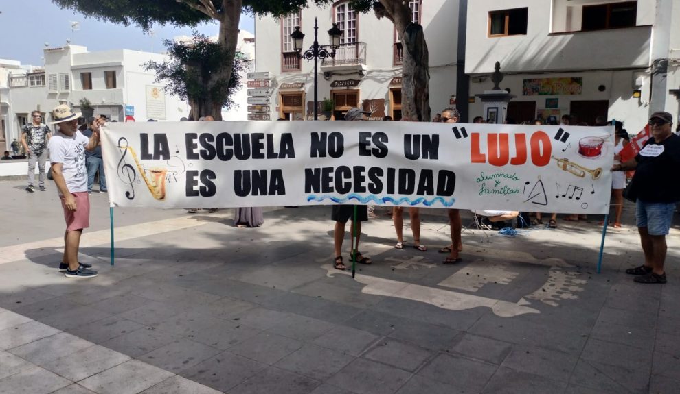 Concentración por el cierre de la escuela de música de Agaete | Foto: Plataforma Salvar Lucy Cabrera