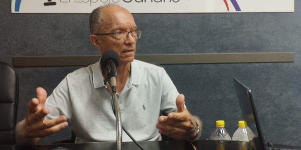 Roque Calero en los estudios de El Espejo Canario