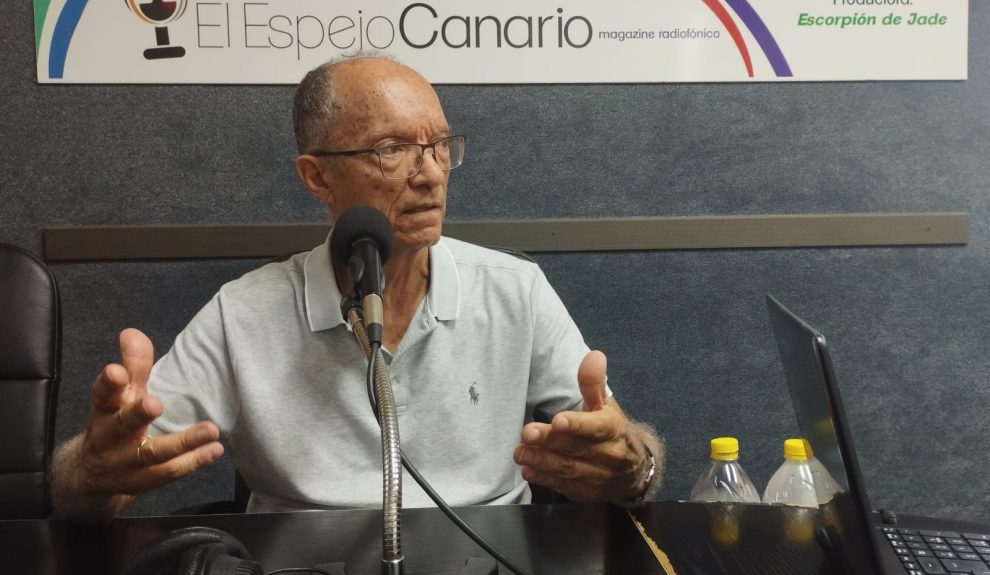 Roque Calero en los estudios de El Espejo Canario