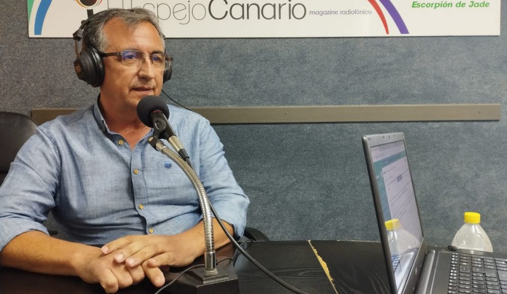 Juan Francisco Artiles en los estudios de El Espejo Canario