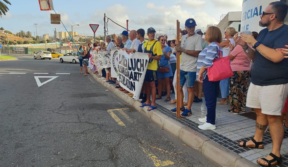 Acto de protesta de miembros del Foro por la Isleta | Foto: EEMM