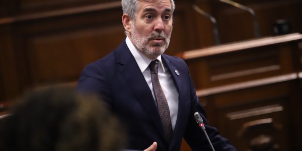 Fernando Clavijo en una sesión del Parlamento canario | Foto: Gobierno de Canarias