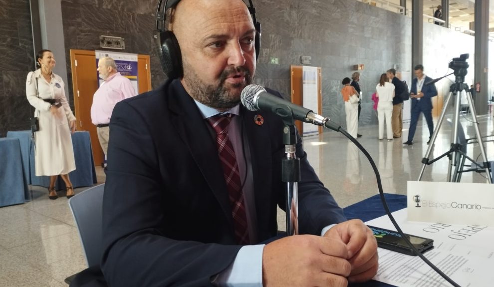 Carlos Álamo en los estudios de El Espejo Canario en el XI Foro Internacional de Turismo Maspalomas Costa Canaria