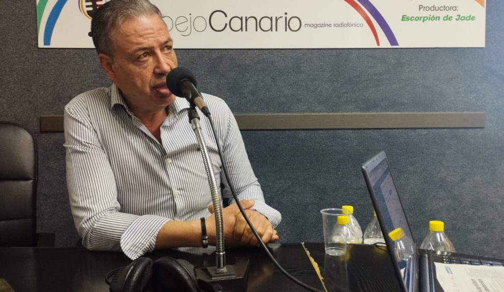 Antonio Ortega en los estudios de El Espejo Canario