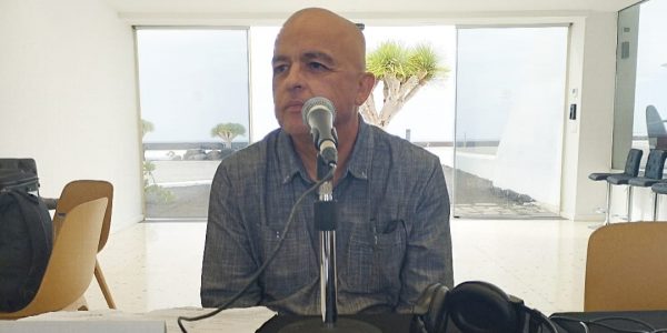 Román Méndez en el estudio de El Espejo Canario en los Centros de Arte, Cultura y Turismo de Lanzarote