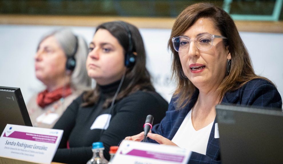 Sandra Rodríguez (derecha) durante una comparecencia | Foto: Gobierno de Canarias