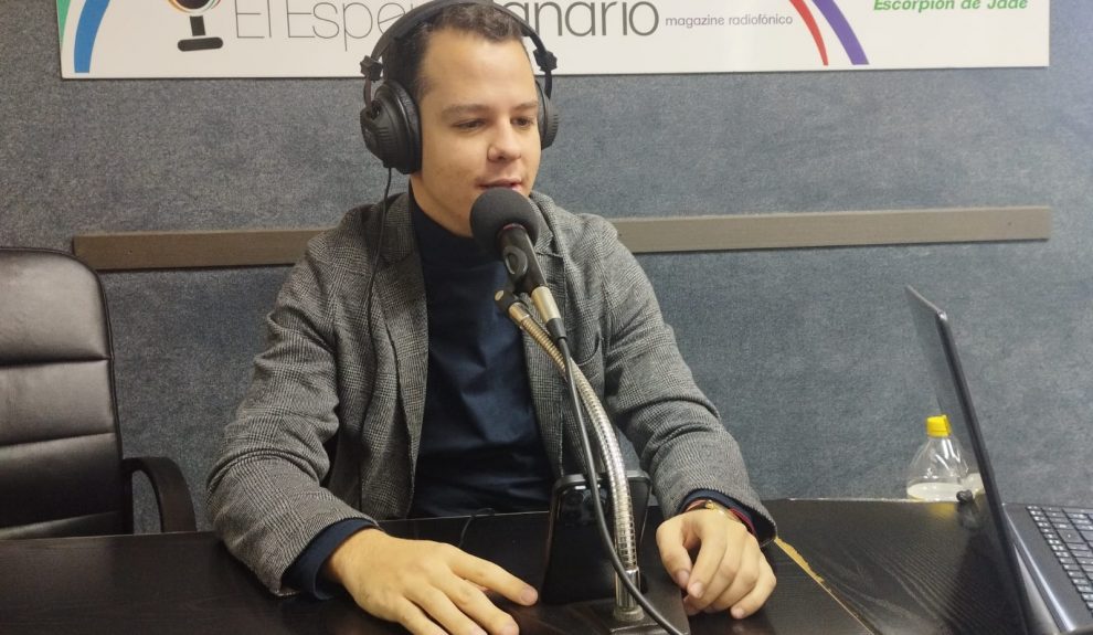 Adrián Santana en los estudios de El Espejo Canario