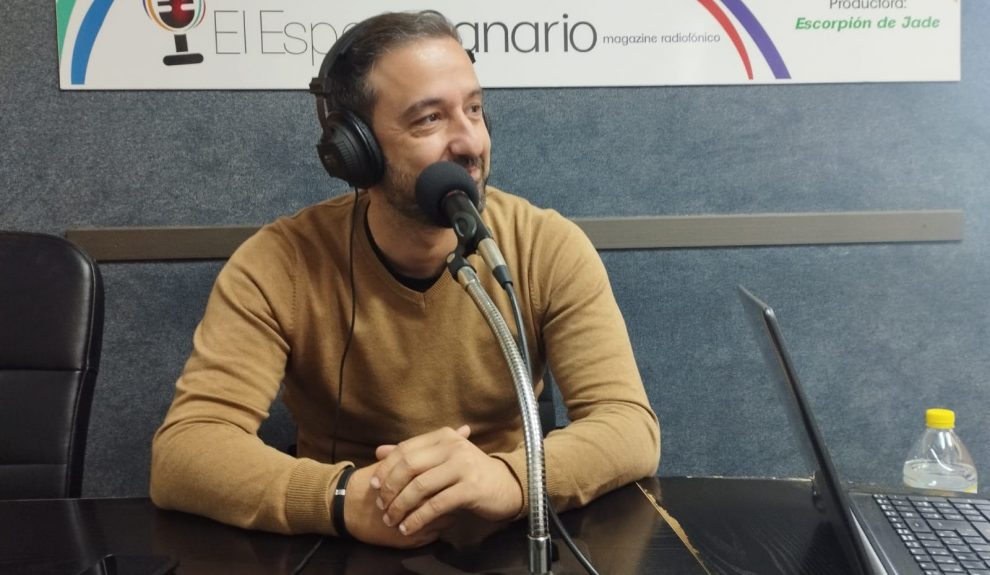 Juan Antonio Peña en los estudios de El Espejo Canario