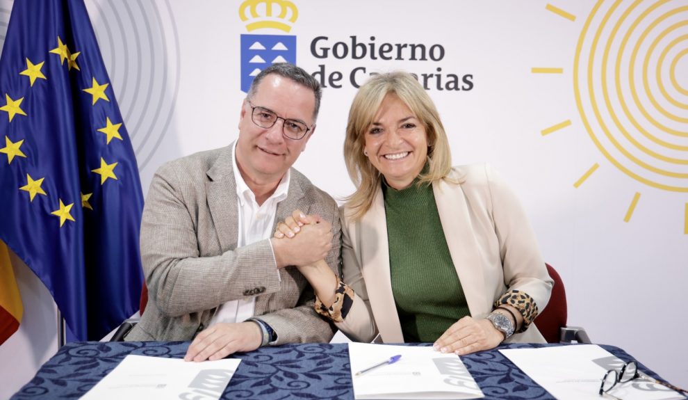 Poli Suárez y Esther Monzón durante la firma del acuerdo de la receta deportiva