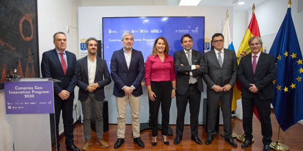 Momento de la firma del acuerdo con la UTE Telespazio Ibérica y Pegasus Aviación | Foto: Gobierno de Canarias