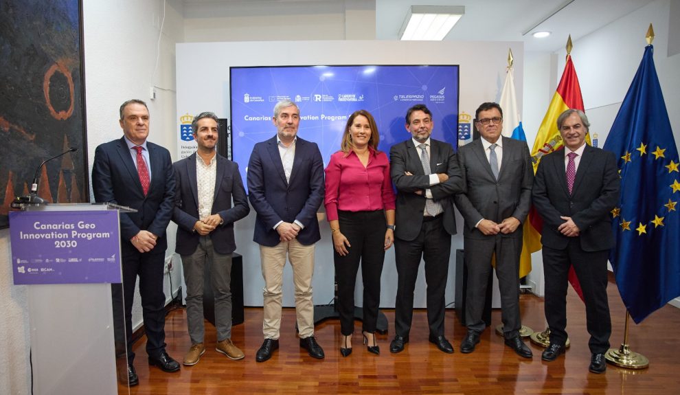 Momento de la firma del acuerdo con la UTE Telespazio Ibérica y Pegasus Aviación | Foto: Gobierno de Canarias