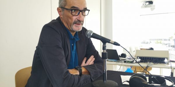 Marci Acuña en los estudios de El Espejo Canario en Lanzarote