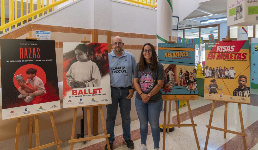 Emily Quintana y Antonio Hernanz con los carteles de los cortos del proyecto 'Claqueta, cámara y acción' | Foto: Ayuntamiento de Mogán