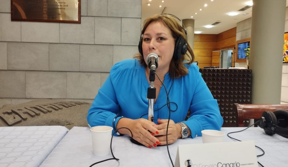 Astrid Pérez en el set de El Espejo Canario en el Parlamento de Canarias