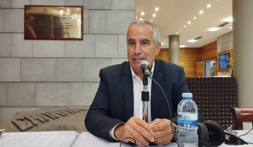 Mario Cabrera en el set de El Espejo Canario en el Parlamento de Canarias